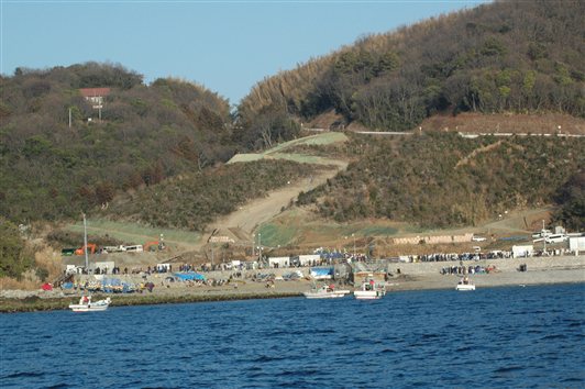 強行作業が行われている田ノ浦