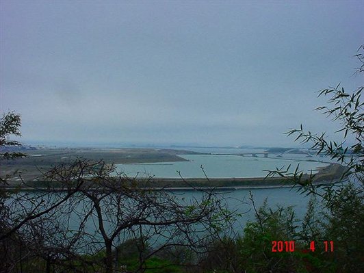 牧の鼻：提の内に広がる人工島擬似湿地