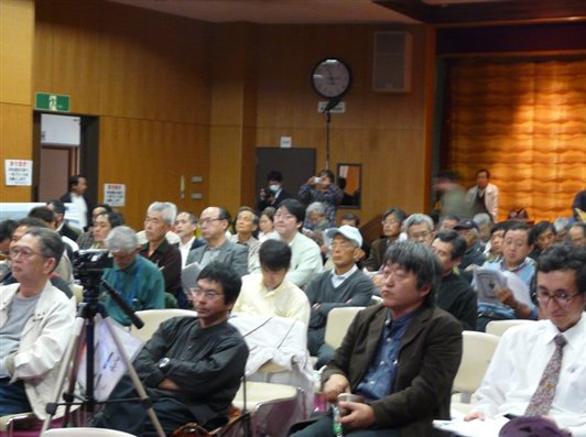 シンポの参加者は111人